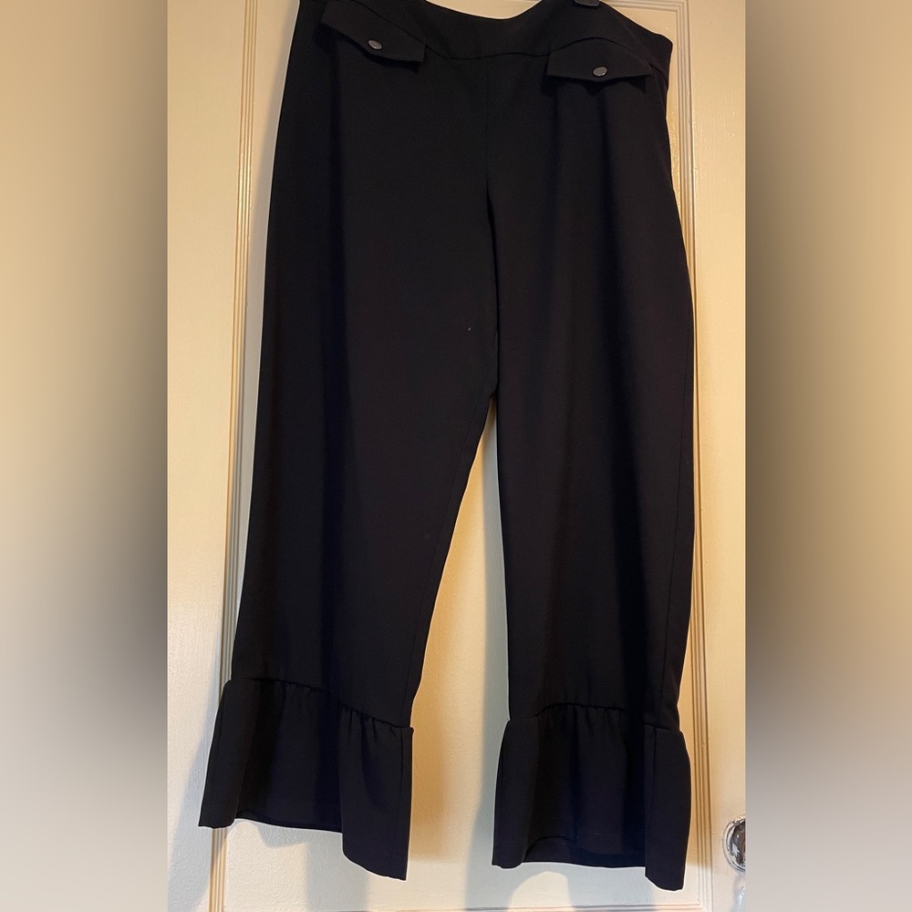 Guess Black Capris with Ruffle Hem